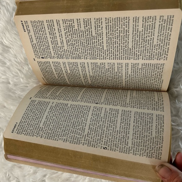 THE ANGEL BIBLE BY WORLD PUBLISHING - Picture 5 of 11